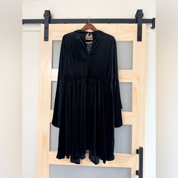 NWT Torrid Black Velvet Lace-Up Mock Neck Dress 4X 26 - Picture 3 of 8